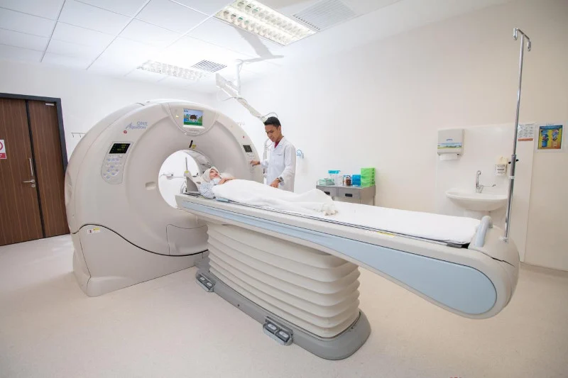 Rumah Sakit Gleneagles Johor menghadirkan layanan radiologi dan pencitraan modern dengan teknologi CT Scanner 640 Slices, MRI 1,5 Tesla, hingga mamografi digital. Diagnosis cepat, aman, dan nyaman untuk kesehatan Anda.